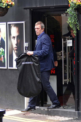  Hugh Laurie is seen exiting a tuxedo rental Shop on Grafton straße 19.09.2012