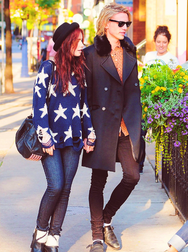  Lily Collins and Jamie Campbell Bower|Out for a Stroll Together in Toronto (16.09.2012)