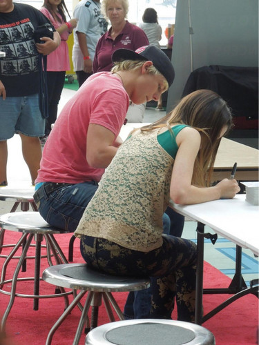  Ross and Laura signing stuff for অনুরাগী