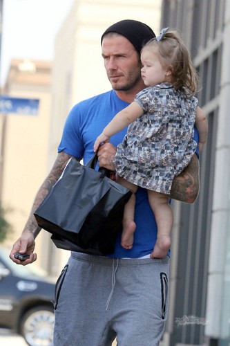  Sept. 25th - LA - David and Harper grabbing खाना at a restaurant in West Hollywood