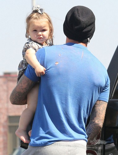  Sept. 25th - LA - David and Harper grabbing 음식 at a restaurant in West Hollywood