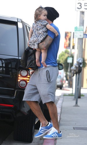  Sept. 25th - LA - David and Harper grabbing thực phẩm at a restaurant in West Hollywood