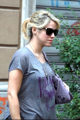 Shakira pregnant shirt