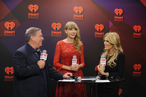  Taylor تیز رو, سوئفٹ at the 2012 iHeartRadio موسیقی Festival - دن 2 - Elvis Duran Broadcast Room