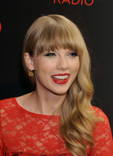  Taylor nhanh, swift at the 2012 iHeartRadio âm nhạc Festival - ngày 2 - Elvis Duran Broadcast Room