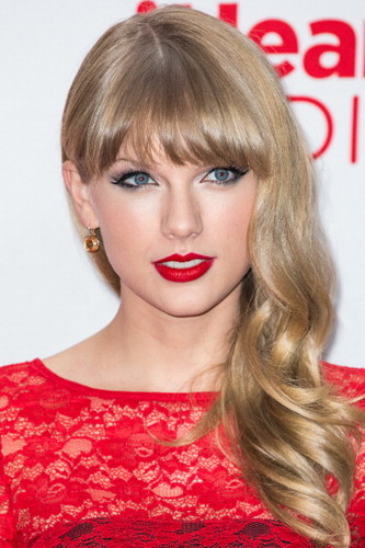  Taylor تیز رو, سوئفٹ at the 2012 iHeartRadio موسیقی Festival - دن 2 - Press Room