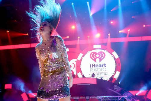  Taylor rápido, swift at the 2012 iHeartRadio música Festival - día 2 - mostrar