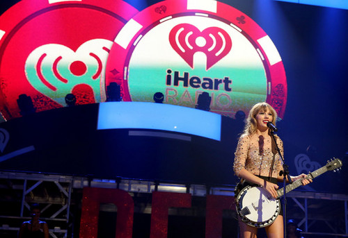  Taylor nhanh, swift at the 2012 iHeartRadio âm nhạc Festival - ngày 2 - hiển thị