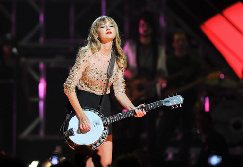  Taylor تیز رو, سوئفٹ at the 2012 iHeartRadio موسیقی Festival - دن 2 - دکھائیں