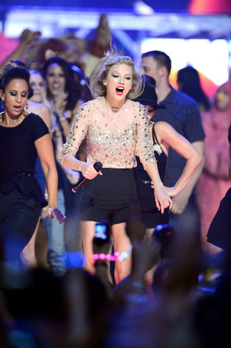  Taylor nhanh, swift at the 2012 iHeartRadio âm nhạc Festival - ngày 2 - hiển thị