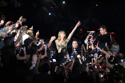  Taylor cepat, swift at the 2012 iHeartRadio musik Festival - hari 2 - tampil