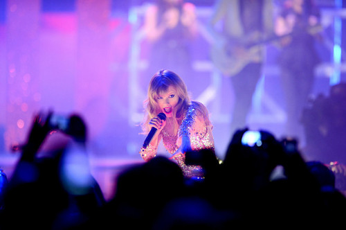  Taylor veloce, swift at the 2012 iHeartRadio Musica Festival - giorno 2 - mostra