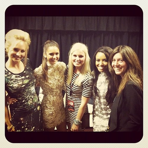  Twitter pic: Candice at the iHeartRadio festival araw 2 - Backstage. {22/09/12}.