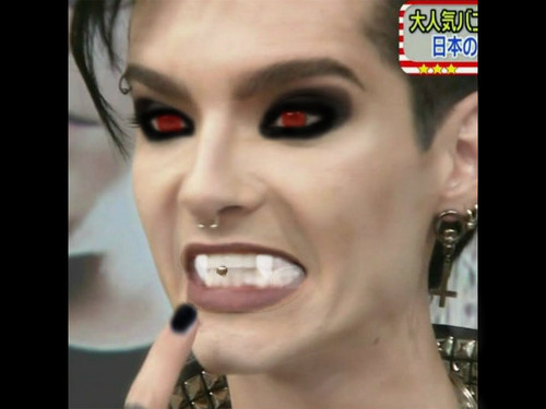  Vampire Bill menunjukkan his fangs