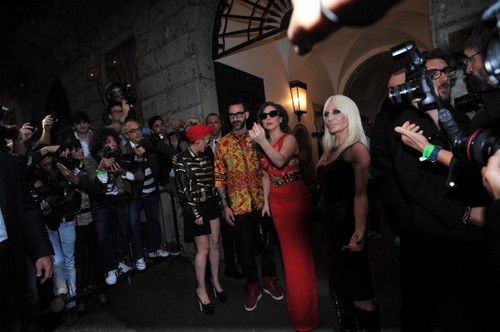  Gaga in Milan - arriving to Versace for रात का खाना