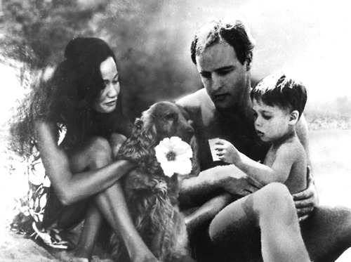  Marlon Brando pictured with Tarita Teriipia and their son, Teihotu Brando, 1965.