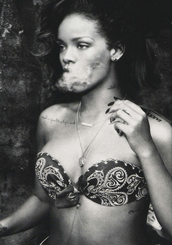 Rihanna what are you looking at lol!!!!!! XD :) 