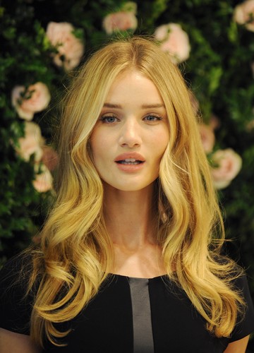  Rosie Huntington-Whiteley @ the M&S 란제리 Launch in 런던 – August 30th, 2012