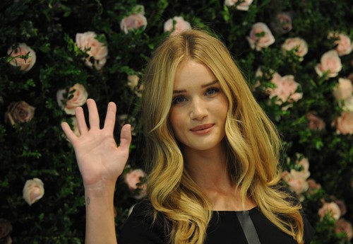  Rosie Huntington-Whiteley @ the M&S roupa interior Launch in Londres – August 30th, 2012