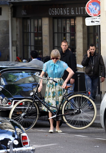  Taylor snel, swift filming "Begin Again" muziek video in Paris, France 01102012