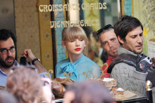  Taylor 迅速, 斯威夫特 filming "Begin Again" 音乐 video in Paris, France 01102012
