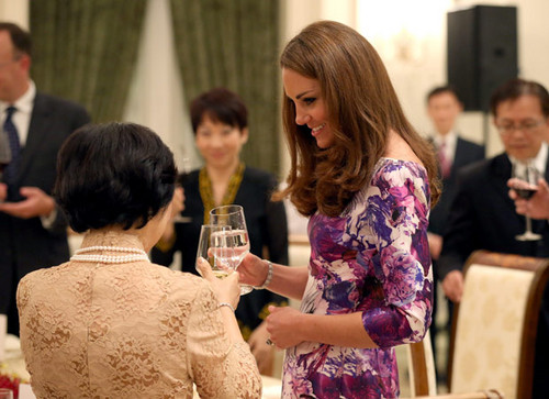 The original photo of Kate at a reception in Singapore