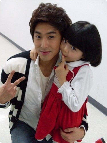  Yunho and little girl