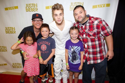  jb with fans in arizoma