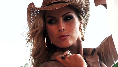  Ana's photoshoot for 'Ana Hickmann Bags' campaign [Making Of]