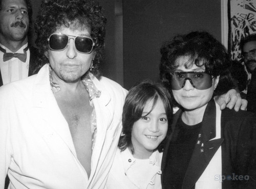  Bob Dylan, Sean, and Yoko