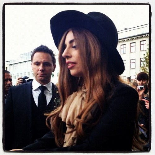  Gaga with fãs in Iceland