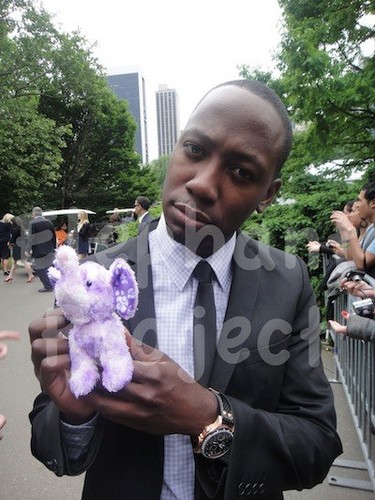  Lamorne Morris posing with the 象 beanie baby to help fight Alzheimer’s disease