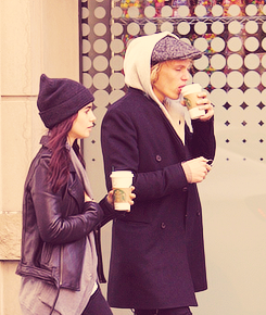  Lily Collins and Jamie Campbell Bower out to get 星巴克 in Toronto | October 8th, 2012