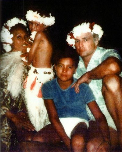  Marlon with his tahitian family, his third wife Tarita, his daughter Cheyenne and his son Teihotu.