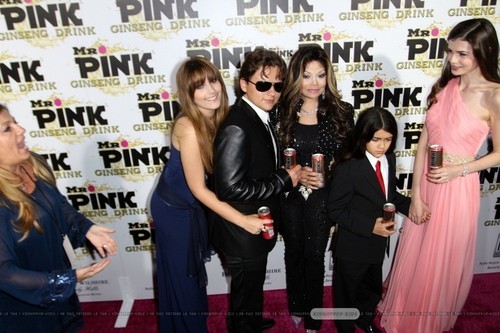  Paris Jackson, Prince Jackson, Latoya Jackson, Blanket Jackson and ? at Mr berwarna merah muda, merah muda Drink Launch Party