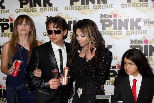  Paris Jackson, Prince Jackson, Latoya Jackson and Blanket Jackson at Mr 粉, 粉色 Drink Launch Party