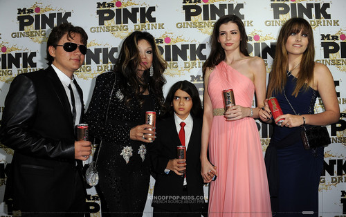  Prince Jackson, Latoya Jackson, Blanket Jackson, ? And Paris Jackson at Mr berwarna merah muda, merah muda Drink Launch Party