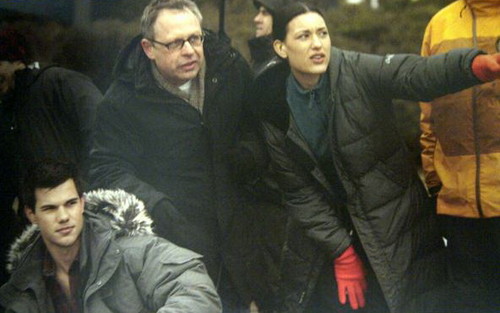  Taylor and Julia with Bill Condon BTS - BDp1