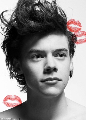  wow ..1D new photoshoot.. showered with kisses and taking pix with their 粉丝 <3