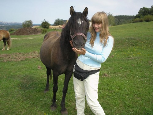  Busty girl and cavalos