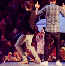  Harry dancing at the VMAs