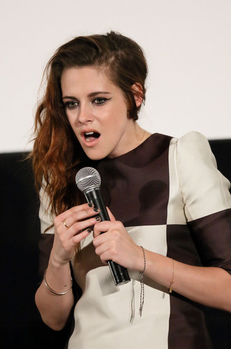  Kristen Promotes 'The Twilight Saga: Breaking Dawn Part 2' in জাপান - অনুরাগী Event {24/10/12}.