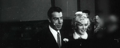  Marilyn Monroe and Joe DiMaggio on their wedding día
