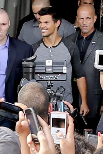  Taylor Lautner with Brazil 팬 promoting BDp2