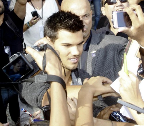  Taylor Lautner with Brazil 粉丝 promoting BDp2