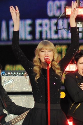  Taylor performing on Good morning america, 23 oct 2012