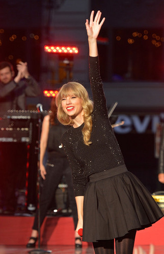  Taylor performing on Good morning america, 23 oct 2012