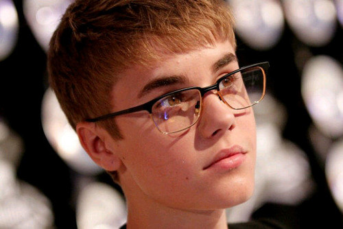  ahhahaha.bieber आप don't need glasses.you're still the most stupid person in the world