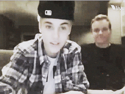  jb with pattie at his twitcam <3