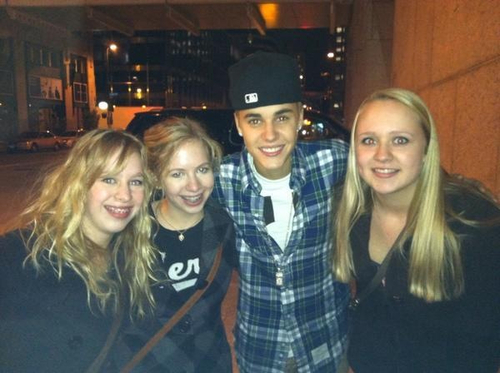 justin with fans in minneapolis